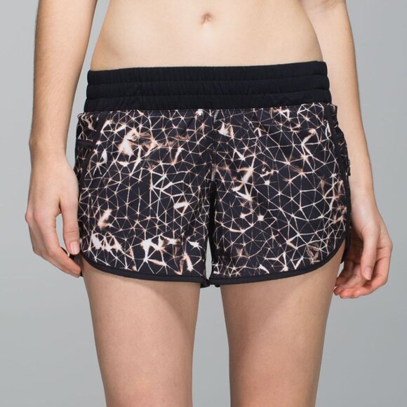 💖 Lululemon Tracker Short III in Star Crushed Multi / Black *4-way Stretch - Picture 1 of 5